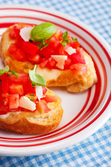 Bruschetta z mozzarellą i pomidorami