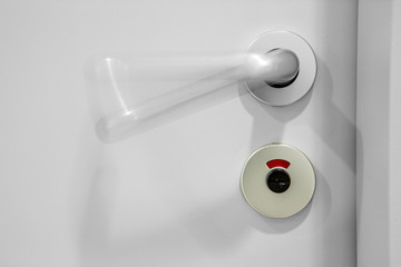 weiße Toiletten-Tür WC  