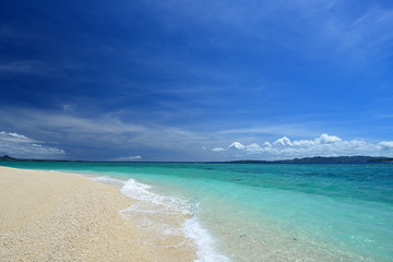 南国沖縄のきれいなビーチと夏空