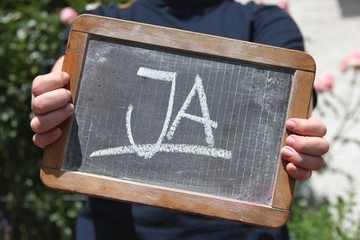 alte Schultafel mit Kreideschrift ‘JA'