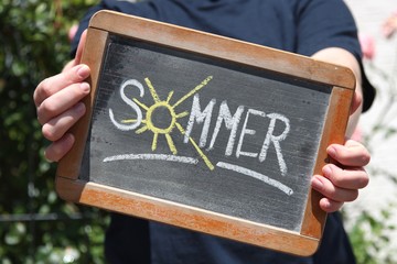 alte Schultafel mit Kreideschrift ‘SOMMER'