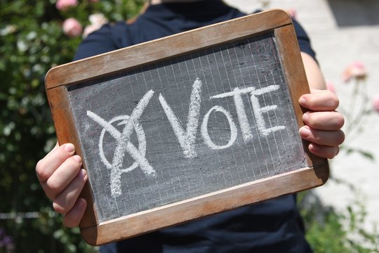 alte Schultafel mit Kreideschrift ‘VOTE'