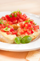 Bruschetta z mozzarellą i pomidorami