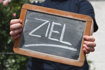 alte Schultafel mit Kreideschrift ‘ZIEL'