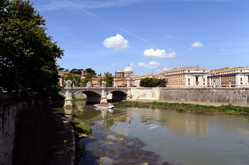 Rom Tiberbrücke - Blick zum Petersdom und Vatikan