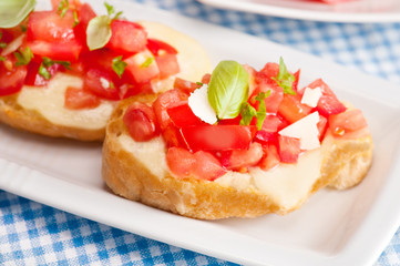 Bruschetta z mozzarellą i pomidorami