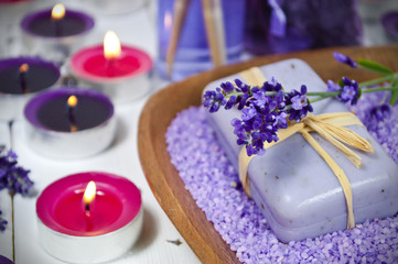 Obraz na płótnie Canvas Seife mit Lavendel, Badesalz und Kerzenschein