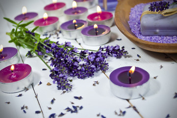 Seife mit Lavendel, Badesalz und Kerzen