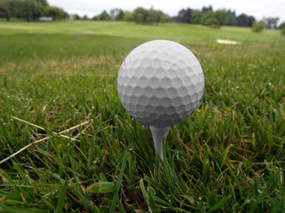 balle de golf sur un tee de départ