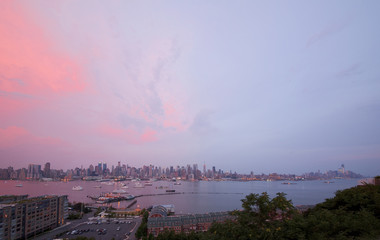 Naklejka na ściany i meble Panoramiczny widok na Manhattan na zachodzie słońca