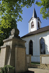 Fototapeta na wymiar Kirche Leopoldshöhe mit Denkmal
