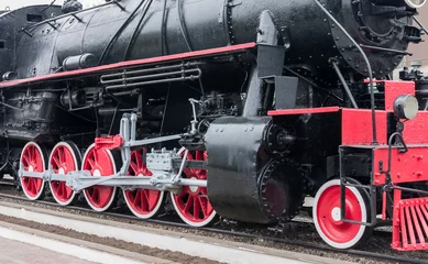 Selbstklebende Fototapete Rot, Schwarz, Weiß Räder der Dampfeisenbahn.