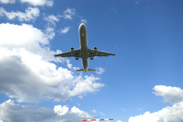 airplane landing at frankfurt airport - obrazy, fototapety, plakaty