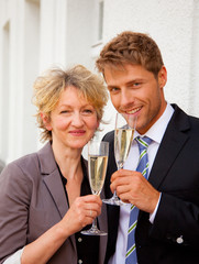 geschäftspaar lächelt für den erfolg  - sektgläser