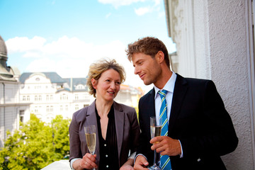 geschäftsfrau und geschäftsmann feiern mit sekt