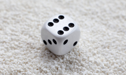 jeu de dés vacances dans le sable