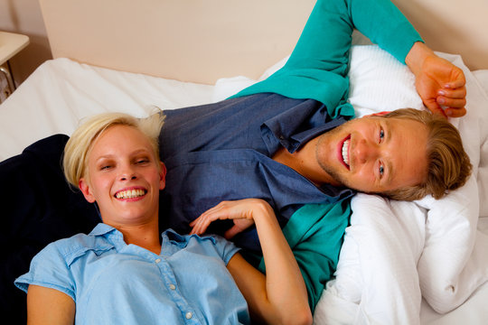 romantisches paar im bett