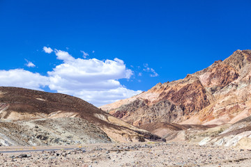 Fototapeta na wymiar pięknych formacji skalnych artyści jazdy w Dolinie Śmierci
