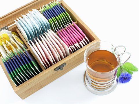 Tasse Tee mit Teebox