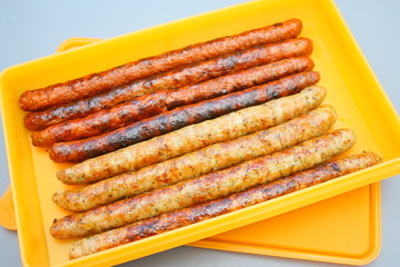 saucisses, merguez grillées dans boite