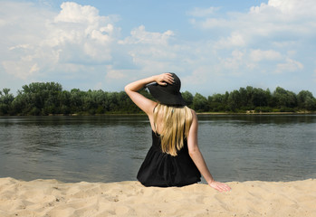Dziewczyna w kapeluszu na plaży © Justyna Kaminska