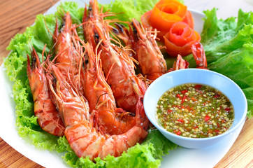 Fresh grilled shrimps with chili sauce
