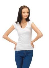 Obraz premium smiling teenage girl in blank white t-shirt