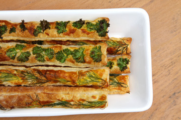 Selbstgebackene frische Kräuterstangen aus Blätterteig