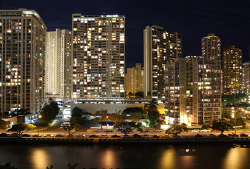 Fototapeta na wymiar Wieżowce i częściowe skyline z Honolulu na Hawajach, w nocy