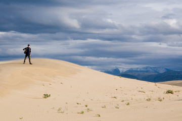 Fototapeta na wymiar Krajobraz pustyni podróżnik w Chara, Syberia
