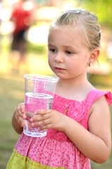 fille buvant © muro