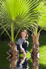 Jeune fille devant palmier