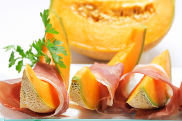 Fototapeta na wymiar Prosciutto i melon - Ham i melon