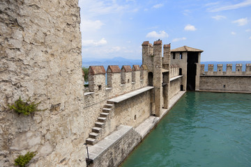 Obraz premium Schloss von Sirmione am Gardasee