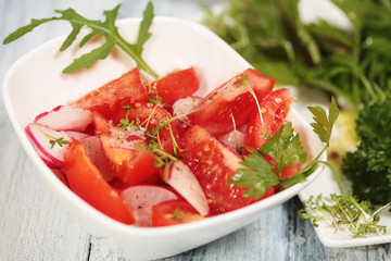 Tomatensalat mit Radieschen und Kresse
