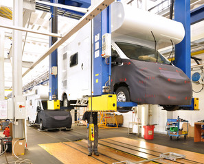 Automobilherstellung Hebebühne / vehicle manufacturing