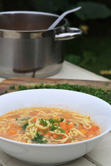 Hühnersuppe mit selbstgemachten Nudeln