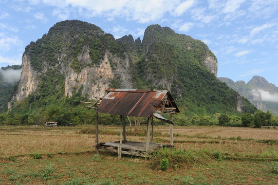 Montagne e campi vicino a Vang Vieng in Laos