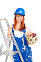 junge frau mit tapetenrollen