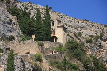 Fototapeta na wymiar średniowieczny kościół Moustiers Sainte Marie