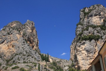 église dans la montagne