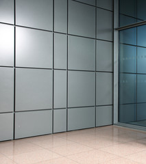 Lobby mit vertäfelter Wand und Glasfront