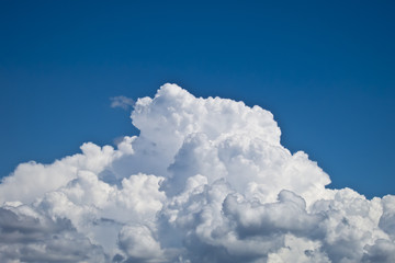 Obraz na płótnie Canvas white fluffy clouds over blue sky landscape