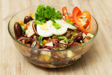 Bauernsalat auf Holztisch