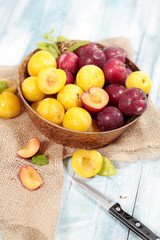 Pflaumen gelb und blau in einer Schale