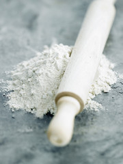 Farine complète et rouleau à pâtisserie