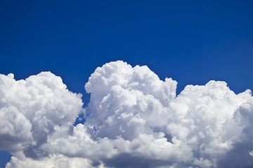 Naklejka na ściany i meble białe puszyste chmury nad błękitne niebo krajobraz