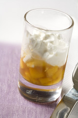 Verrine de chutney de pêches aux épices et fromage frais