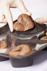 Démouler les coeurs fondants au chocolat