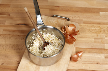 Ajouter l'oignon au risotto et mélanger